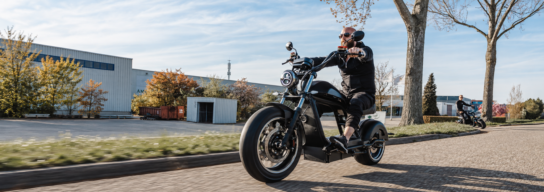 Fahrer auf dem Star-Biker Chopper 6.0s auf einer Allee, dahinter ein zweiter E-Chopper – Facebook-Gruppe für Elektromobilität
