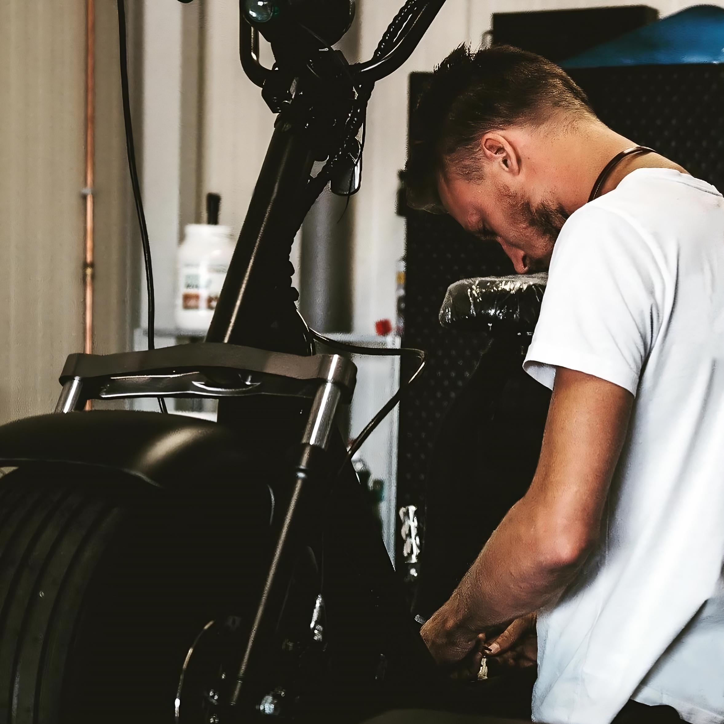 Techniker arbeitet an einem Star-Biker E-Chopper in der Werkstatt – professionelle Wartung und Service an elektrischen Fahrzeugen