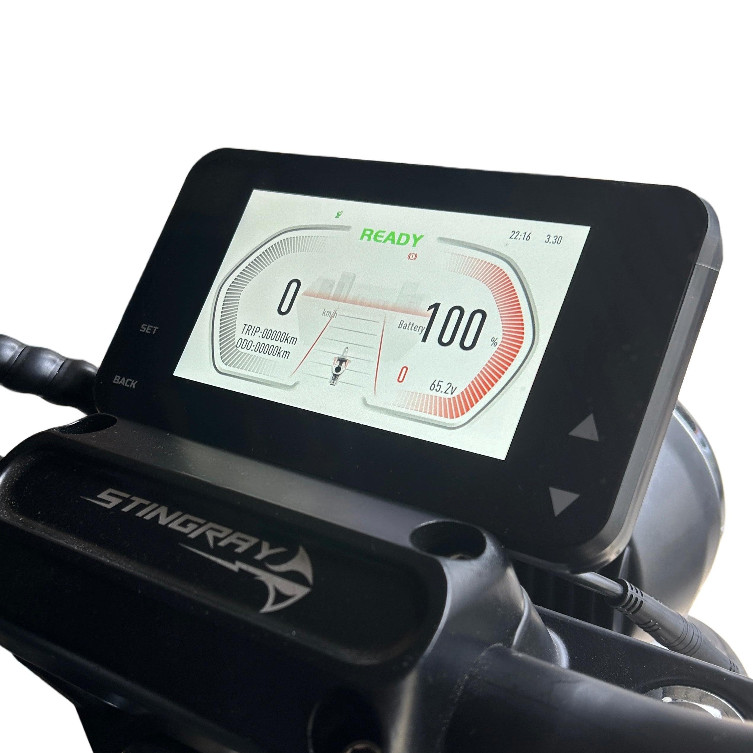 TFT-Farbdisplay des Star-Biker Chopper 6.0s mit Anzeige von Geschwindigkeit, Akkustand und Bluetooth-Status – smartes Cockpit mit App-Anbindung