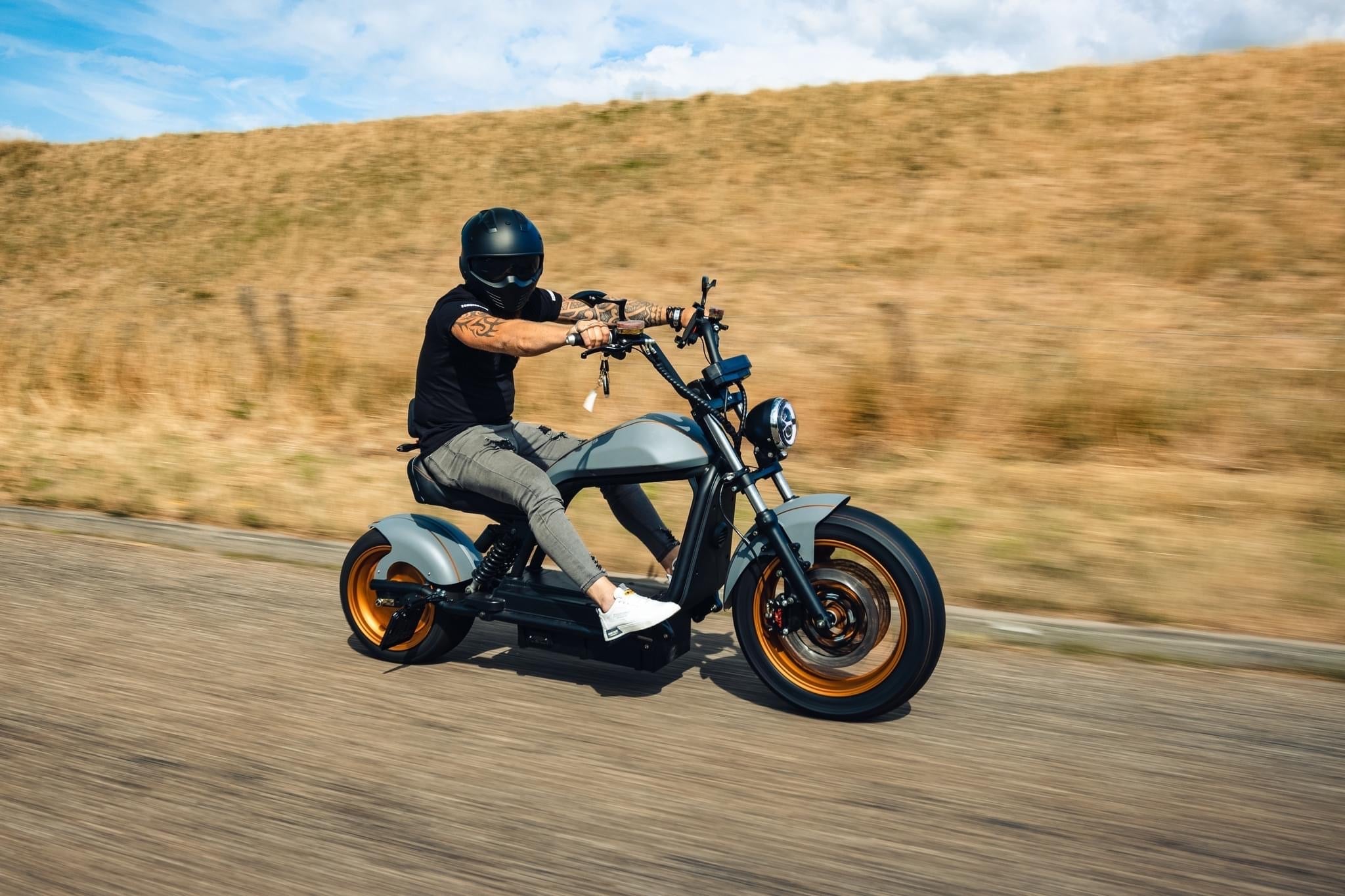 Star-Biker Chopper 6.0 fährt auf offener Straße – markanter E-Chopper mit hoher Reichweite und kräftigem Motor
