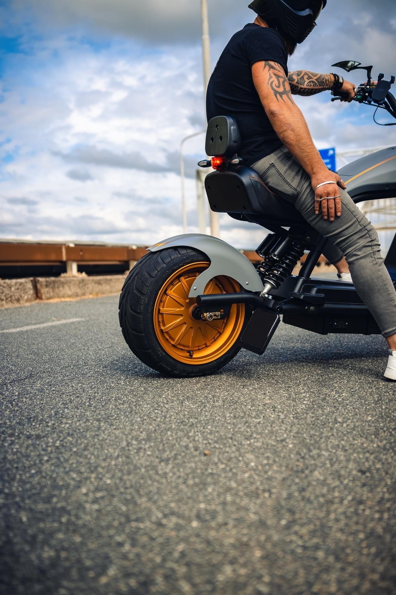 Star-Biker Chopper 6.0s steht auf Gehweg vor urbaner Kulisse – klassischer Elektroroller mit 45 km/h und großem Akku für Alltag und Freizeit