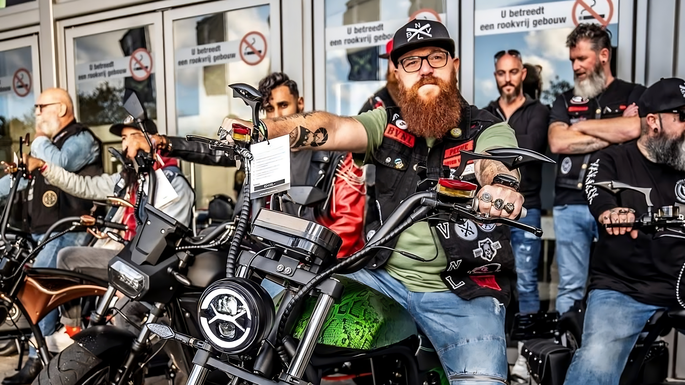 Star-Biker Community – E-Chopper Fahrer:innen mit M8S und M1P Modellen bei einem Treffen auf dem Parkplatz, Elektroroller mit Straßenzulassung in Deutschland